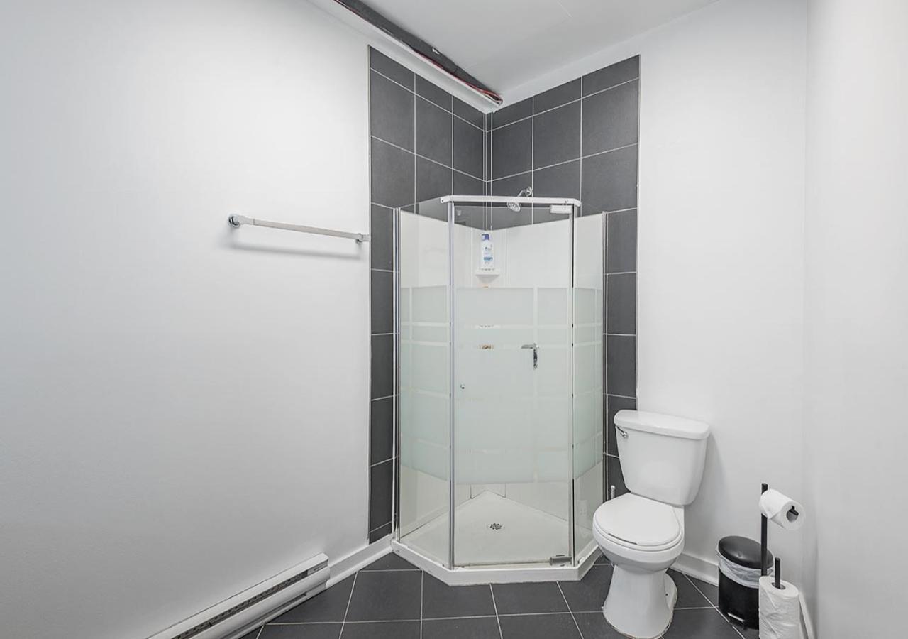 Spacious 5-Bed Oasis In The Heart Of Downtown-5 Min To Bell Center, Free Parking Montreal Exterior photo